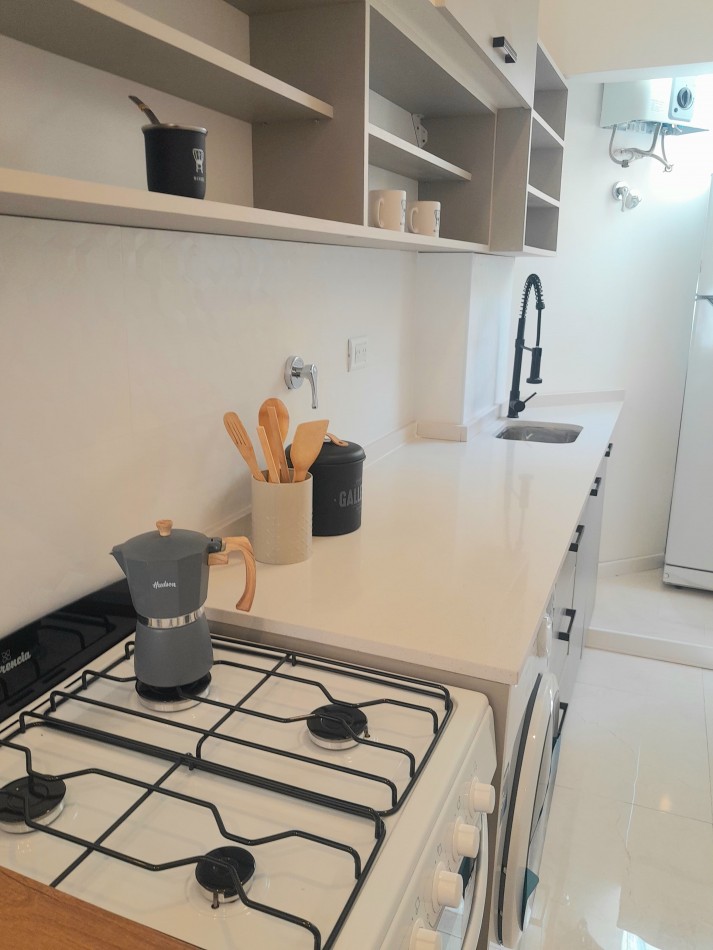Departamento de 3 ambientes a la calle con balcon frances