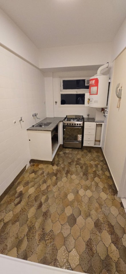 Departamento 3 ambientes a la calle con balcon