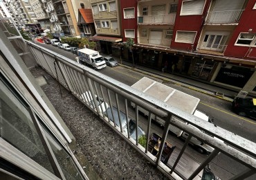 2 ambientes con balcon saliente, a la calle.  